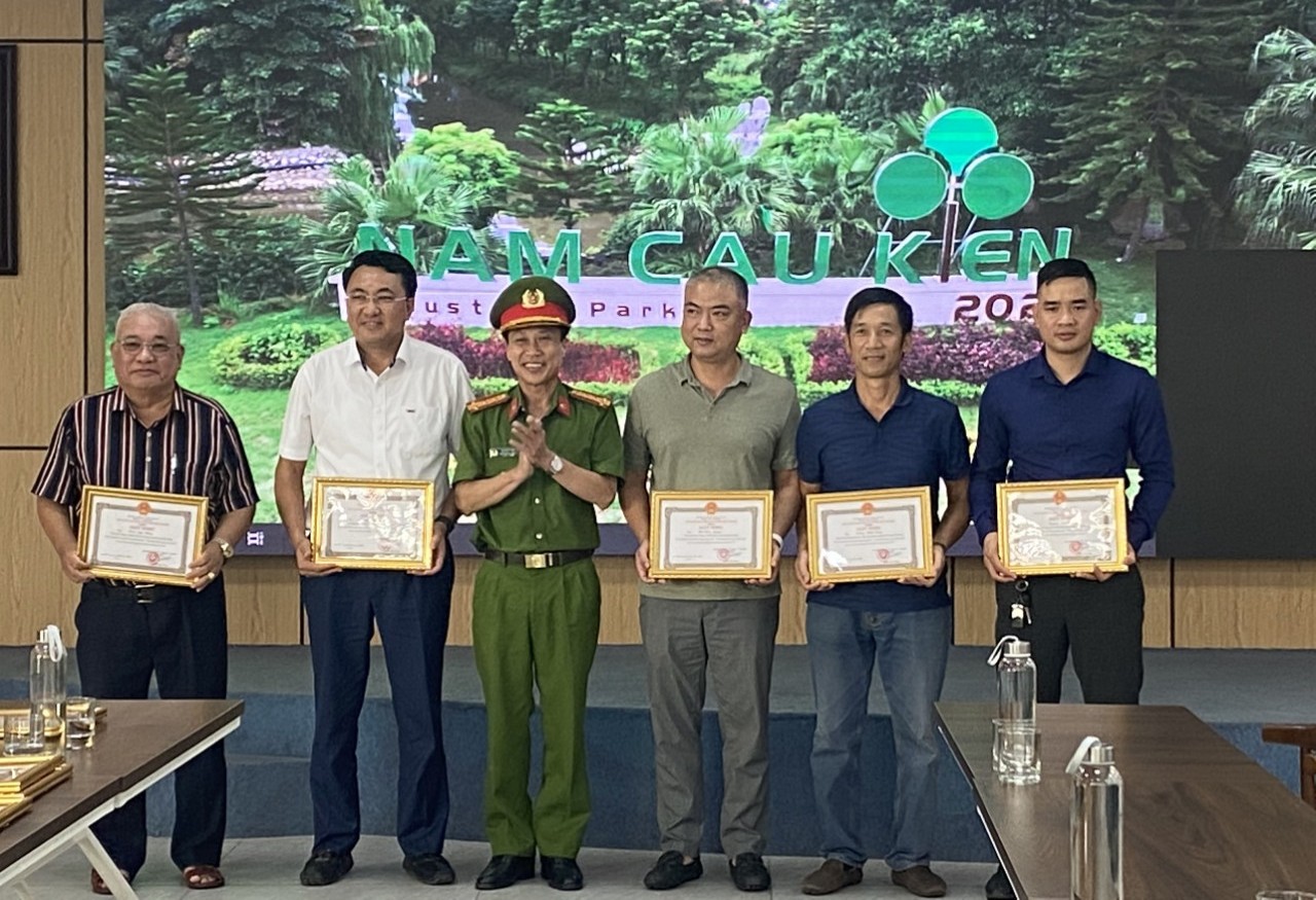 Khen thưởng 6 tập thể, 7 cá nhân Khu công nghiệp Nam cầu Kiền an toàn về PCCC